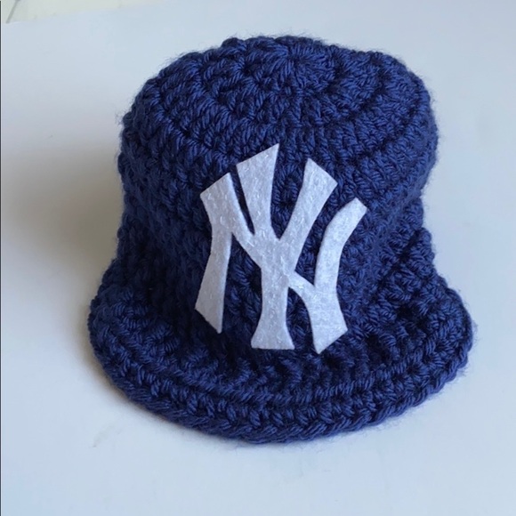 New York Yankees Hand-Knit Newborn Hat - Picture 11 of 14